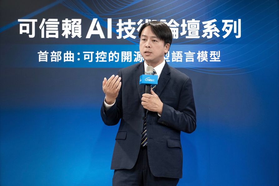 華碩雲端暨台智雲總經理吳漢章表示台智雲以開放模式提供大語言模型和工具平台，大幅降低企業進入門檻，實現普惠AI、發展以人為本的智慧科技